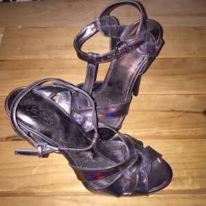 City Streets Size 8M 4in Metallic Strappy Sandals